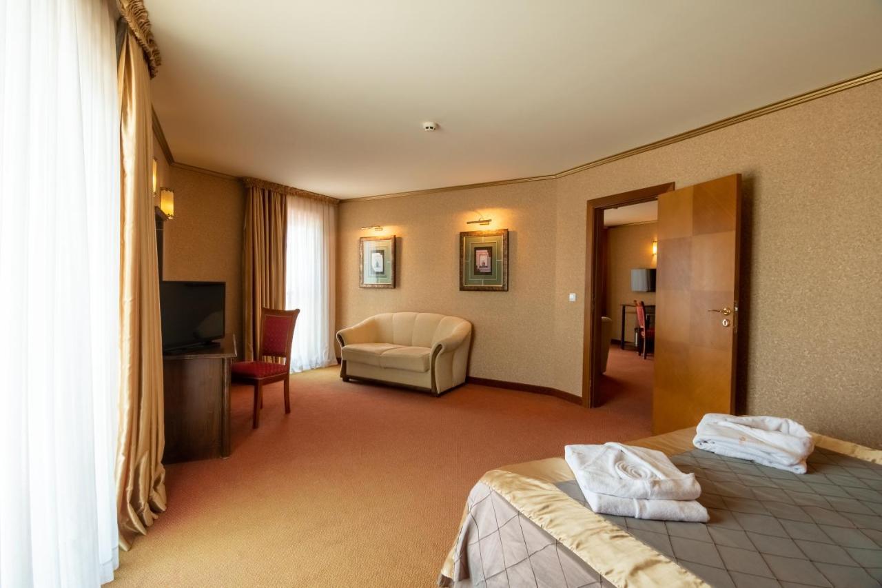 Hotel Mistral بالشيك المظهر الخارجي الصورة